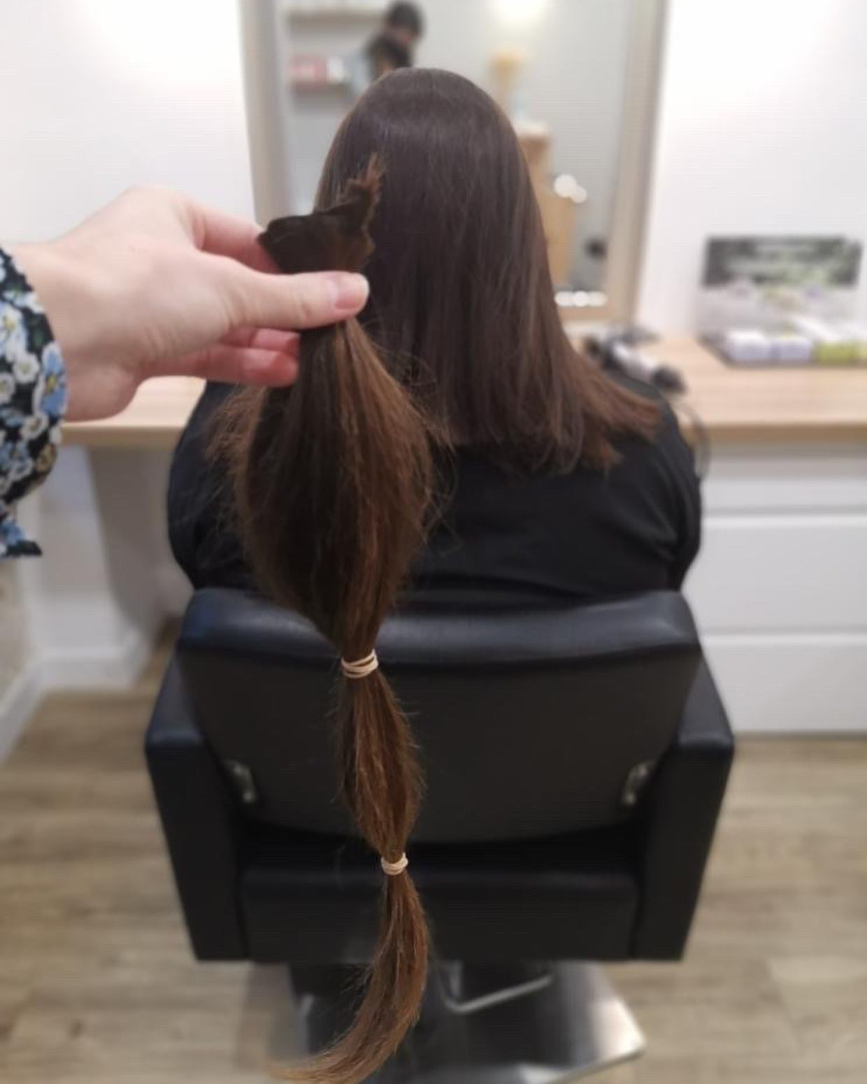 A FELICIDADE ESTÁ APENAS A UM FIO DE CABELO DE DISTÂNCIA